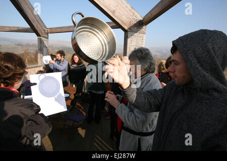 Powys, Pays de Galles, Royaume-Uni, le 20 mars, 2015. À l'aide d'une passoire pour voir eclipse au pont d'observation à la réserve naturelle de la SCRO Dyfi, près de l'Macynlleth, Powys, Pays de Galles, Royaume-Uni Crédit : Paul Quayle/Alamy Live News Banque D'Images