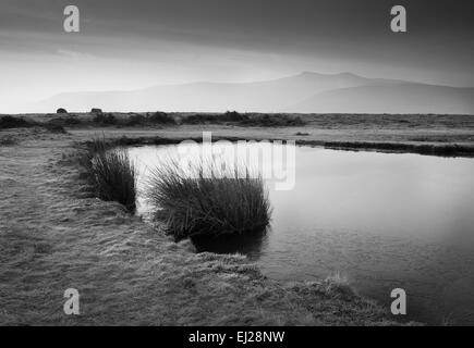 Un ciel clair et une vue sur les Brecon Beacons montagnes dans la mi-Galles sur un pool. Banque D'Images