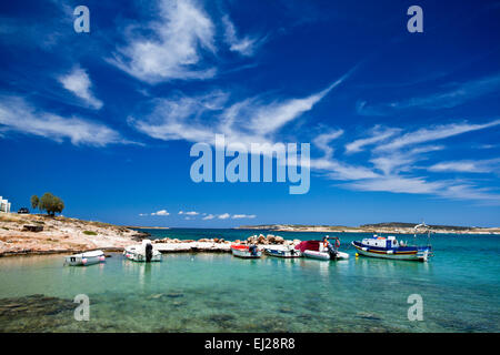 Scène de la plage d''Agii Anargiri à Naoussa Paros, Grèce. Banque D'Images