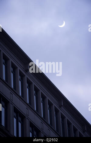 Bruxelles, Bxl, Belgique. Mar 20, 2015. Une éclipse solaire partielle comme vu à Bruxelles, Belgique le 20.03.2015 par Wiktor Dabkowski Wiktor Dabkowski/crédit : ZUMA Wire/Alamy Live News Banque D'Images