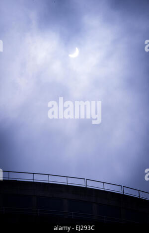 Bruxelles, Bxl, Belgique. Mar 20, 2015. Une éclipse solaire partielle comme vu à Bruxelles, Belgique le 20.03.2015 par Wiktor Dabkowski Wiktor Dabkowski/crédit : ZUMA Wire/Alamy Live News Banque D'Images