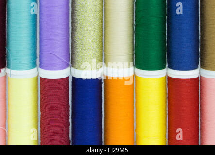 La combinaison de tiroir colorés disposés en deux rangées Banque D'Images