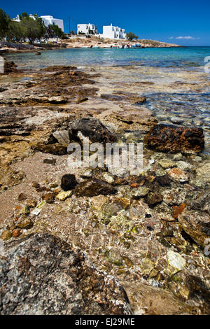 Scène de la plage d''Agii Anargiri à Naoussa Paros, Grèce. Banque D'Images