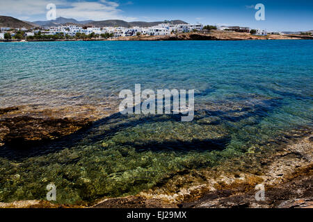 Scène de la plage d''Agii Anargiri à Naoussa Paros, Grèce. Banque D'Images