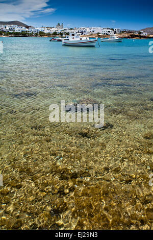 Scène de la plage d''Agii Anargiri à Naoussa Paros, Grèce. Banque D'Images