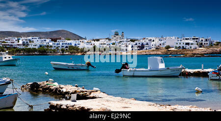 Scène de la plage d''Agii Anargiri à Naoussa Paros, Grèce. Banque D'Images