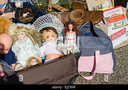 Poupées anciennes entassés dans une valise à un marché aux puces à Gigny-sur-Saône, Bourgogne, France. Banque D'Images