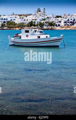 Scène de la plage d''Agii Anargiri à Naoussa Paros, Grèce. Banque D'Images