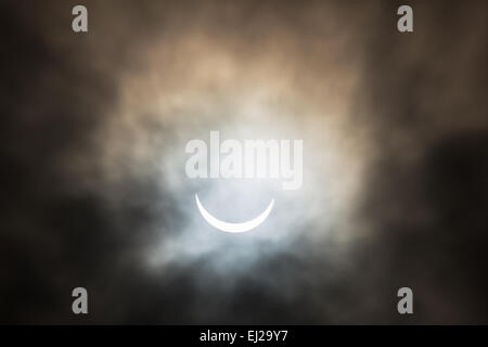 Sheffield, Royaume-Uni. Mar 20, 2015. Éclipse solaire partielle vu de Sheffield, UK, le 20 mars 2015. La couverture nuageuse partielle ajoute à cette rare théâtre événement céleste comme la lune passe devant le soleil, créant un croissant de lumière. Credit : Graham Dunn/Alamy Live News Banque D'Images