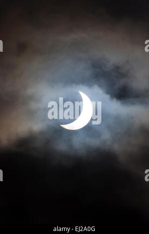 Cotswolds, Royaume-Uni. Mar 20, 2015. 09,47 - éclipse solaire éclipse partielle du soleil, un phénomène naturel extrêmement rare, vu de Burford, les Cotswolds, England, UK Crédit : Tim Graham/Alamy Live News Banque D'Images