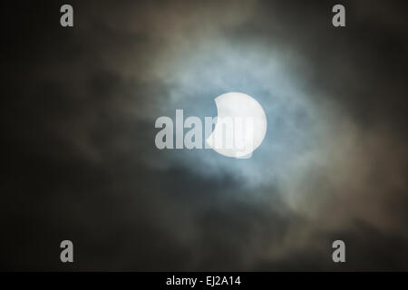 Sheffield, UK, le 20 Mar, 2015. Éclipse solaire partielle vu de Sheffield, UK, le 20 mars 2015. La couverture nuageuse partielle ajoute à cette rare théâtre événement céleste comme la lune passe devant le soleil, créant un croissant de lumière. Credit : Graham Dunn/Alamy Live News Banque D'Images