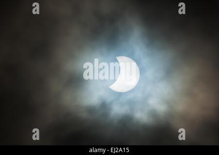 Sheffield, UK, le 20 Mar, 2015. Éclipse solaire partielle vu de Sheffield, UK, le 20 mars 2015. La couverture nuageuse partielle ajoute à cette rare théâtre événement céleste comme la lune passe devant le soleil, créant un croissant de lumière. Credit : Graham Dunn/Alamy Live News Banque D'Images