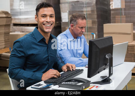 Deux gestionnaires working on laptop at desk Banque D'Images