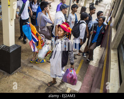 Prachinburi, Prachinburi, Thaïlande. Mar 20, 2015. Une femme portant un drapeau thaïlandais s'équipe de troisième classe dans un train de Prachinburi. Le train roulait à Bangkok du Kabin Buri. Les chemins de fer de l'état de la Thaïlande (SRT), créée en 1890, exploite 4 043 kilomètres de voie à voie métrique qui atteint la plupart des régions de la Thaïlande. Une bonne partie de la piste et de nombreux trains sont souvent mal entretenus et les trains sont en retard. Accidents et d'incidents sont également monnaie courante. Les gouvernements successifs, y compris l'actuel gouvernement militaire, ont promis d'améliorer les services ferroviaires. Le gouvernement militaire a signé Banque D'Images