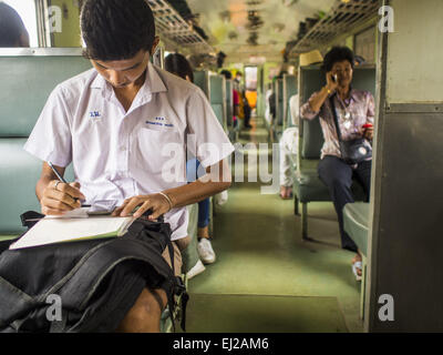 Kabin Buri, Thaïlande, Prachinburi. Mar 20, 2015. Un adolescent n'en classe sur une 3e classe dirigée pour Kabin Buri. Les chemins de fer de l'état de la Thaïlande (SRT), créée en 1890, exploite 4 043 kilomètres de voie à voie métrique qui atteint la plupart des régions de la Thaïlande. Une bonne partie de la piste et de nombreux trains sont souvent mal entretenus et les trains sont en retard. Accidents et d'incidents sont également monnaie courante. Les gouvernements successifs, y compris l'actuel gouvernement militaire, ont promis d'améliorer les services ferroviaires. Le gouvernement militaire a signé des contrats avec la Chine pour améliorer les lignes de chemin de fer et apporter Banque D'Images