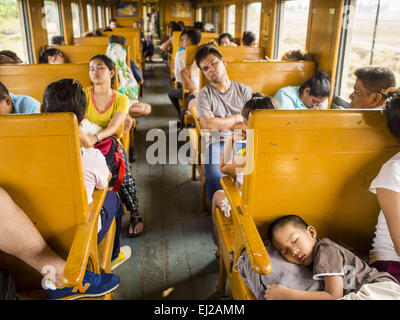 Prachinburi, Prachinburi, Thaïlande. Mar 20, 2015. Un train pour Kabin Buri. Les chemins de fer de l'état de la Thaïlande (SRT), créée en 1890, exploite 4 043 kilomètres de voie à voie métrique qui atteint la plupart des régions de la Thaïlande. Une bonne partie de la piste et de nombreux trains sont souvent mal entretenus et les trains sont en retard. Accidents et d'incidents sont également monnaie courante. Les gouvernements successifs, y compris l'actuel gouvernement militaire, ont promis d'améliorer les services ferroviaires. Le gouvernement militaire a signé des contrats avec la Chine pour mettre à niveau des lignes de chemin de fer et d'apporter la grande vitesse ferroviaire en Thaïlande. J Banque D'Images