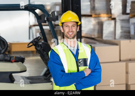 Worker wearing hard hat in warehouse Banque D'Images