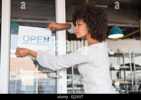 La mise en place d'un travailleur assez open sign Banque D'Images