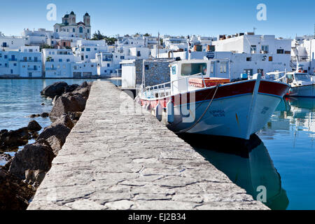 Bateaux de pêche dans le port et la ville de Naoussa à Paros, Grèce. Banque D'Images