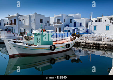 Bateaux de pêche dans le port et la ville de Naoussa à Paros, Grèce. Banque D'Images