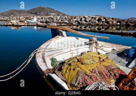 Bateaux de pêche dans le port et la ville de Naoussa à Paros, Grèce. Banque D'Images