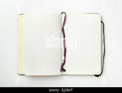 Ordinateur portable ouvert sur fond blanc. Banque D'Images