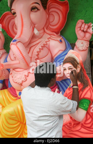 Faire de l artiste ganesha idol pour une fête hindoue ganesh chathurthi pour effectuer puja sur conférende Septembre à Hyderabad, Inde. Banque D'Images