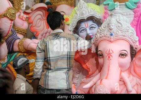 Faire de l artiste ganesha idol pour une fête hindoue ganesh chathurthi pour effectuer puja sur conférende Septembre à Hyderabad, Inde. Banque D'Images