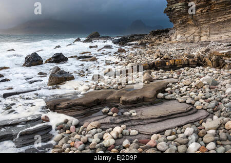 Elgol Beach sur l'île de Skye sur un jour venteux, spectaculaires en automne. Surf blanc sur la côte rocheuse. Banque D'Images