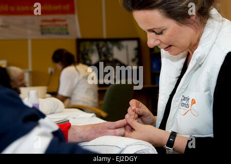 Amsterdam, Pays-Bas. Mar 20, 2015. Annette princesse des Pays-Bas voluntering nursinghouse Norschoten en le pendant NL Doet de Barneveld (Pays-Bas), 20 mars 2015. NL Doet est une journée nationale du bénévolat organisée par l'Oranje Fonds. Photo : Patrick van Katwijk/ POINT DE VUE - PAS DE FIL - SERVICE/dpa/Alamy Live News Banque D'Images