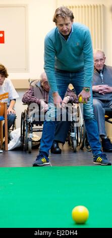 Amsterdam, Pays-Bas. Mar 20, 2015. Prince Floris des Pays-Bas voluntering nursinghouse Norschoten en le pendant NL Doet de Barneveld (Pays-Bas), 20 mars 2015. NL Doet est une journée nationale du bénévolat organisée par l'Oranje Fonds. Photo : Patrick van Katwijk/ POINT DE VUE - PAS DE FIL - SERVICE/dpa/Alamy Live News Banque D'Images