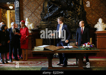 Hambourg, Allemagne. Mar 20, 2015. Le ministre du Commerce néerlandais Lilianne Ploumen (l-r), Économique Le sénateur Frank Horch (indépendant), la Reine Maxima, Le Roi Willem-Alexander des Pays-Bas et le maire de Hambourg (l Olaf Scholz, SPD) dans l'hôtel de ville de Hambourg, Allemagne, 20 mars 2015. Le couple royal a signé le livre d'or de la ville. Le roi et la reine visite le Nord de l'Allemagne 19 et 20 mars. Photo : Christian Charisius/dpa/Alamy Live News Banque D'Images