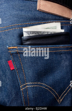 C'est wallet sticking out of pocket Banque D'Images