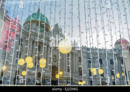 La Hofburg reflétée sur une fenêtre en verre du café à Michaelerplatz,Vienne, Autriche Banque D'Images