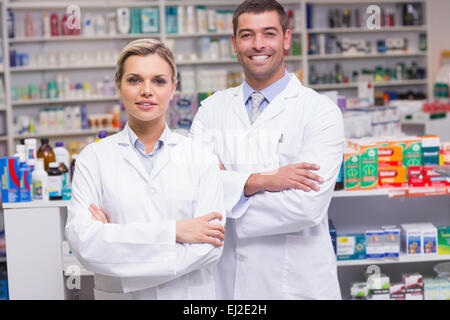 Équipe de pharmaciens smiling at camera Banque D'Images