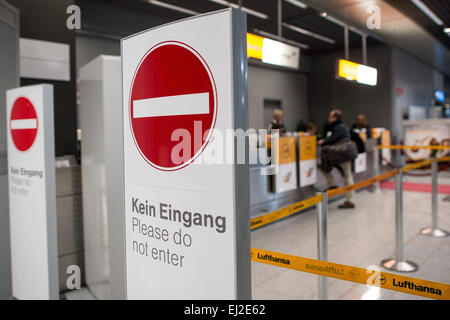 Un panneau d'arrêt indique 'pas d' entrée au comptoir du transporteur aérien Lufthansa à l'aéroport de Düsseldorf, Allemagne, 20 mars 2015. Les pilotes de la Lufthansa sont en grève depuis plusieurs jours. Photo : Maja Hitij/dpa Banque D'Images