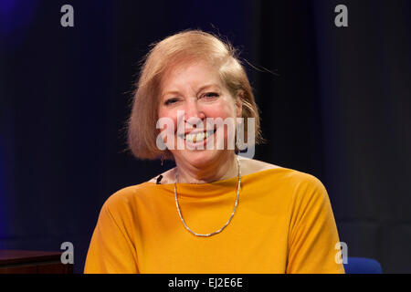 Birmingham, West Midlands, Royaume-Uni. 20 mars 2015. Artiste écrivain Gail Renard à un enregistrement de 'l'David Hamilton Show' pour grand centre d''une télévision. Hébergé par le présentateur et animateur 'Diddy' David Hamilton Le spectacle présente des personnages célèbres de l'ensemble du spectre de la musique et de la télévision. Crédit : John Henshall / Alamy Live News PAR0511 Banque D'Images