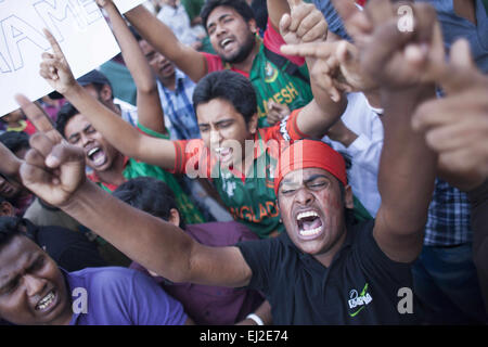 Dhaka, Bangladesh. Mar 20, 2015. Les partisans réunis au cricket du Bangladesh Dhaka University Campus pour protester contre l'arbitrage controversé contre l'Inde au Bangladesh match de cricket le cricket ICC World Cup 2015. Dhaka, Bangladesh, le 20 mars 2015. Credit : Suvra Kanti Das/ZUMA/ZUMAPRESS.com/Alamy fil Live News Banque D'Images