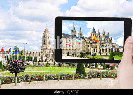 Travel Concept - office prend photo de l'Église médiévale Saint-etienne-le-vieux sur place Monseigneur des hameaux à Caen, Franc Banque D'Images