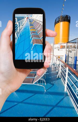 Travel Concept - office prend photo de soleil chaises sur le pont supérieur d'un paquebot de croisière sur smartphone, Banque D'Images