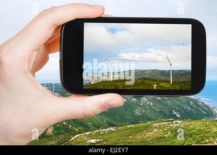 Travel Concept - office prend photo des éoliennes sur Cape Vilan, Costa da Morte, en Galice, Espagne sur smartphone, Banque D'Images