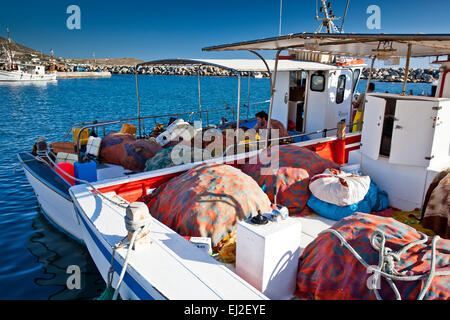 Bateaux de pêche dans le port et la ville de Naoussa à Paros, Grèce. Banque D'Images