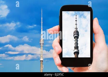 Travel Concept - office prend photo de la tour de télévision Ostankinskaya à Moscou sur smartphone, Banque D'Images