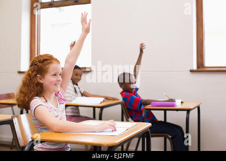 Les élèves lèvent la main pendant les cours Banque D'Images