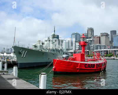 Vintage navire militaire & light keeper dans le port de Sydney, Australie avec Sydney skyline en arrière-plan. Banque D'Images