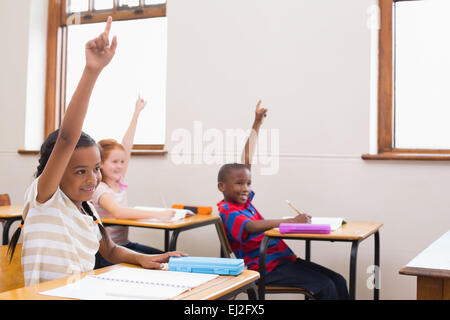 Les élèves lèvent la main pendant les cours Banque D'Images