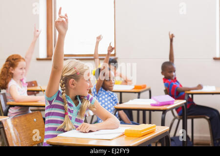 Les élèves lèvent la main pendant les cours Banque D'Images