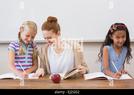 Élèves et enseignants à travailler ensemble 24 Banque D'Images