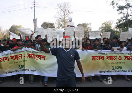 Dhaka, Bangladesh. 20 mars, 2015. L'unité des fans de cricket Bangladesh manifestations des militants d'un juge-arbitre sur le campus de l'Université de Dacca salon pour protester contre la décision des arbitres pendant le deuxième quart de finale de la Coupe du Monde 2015 de la CPI. Dhaka, Bangladesh. Mamunur Rashid/crédit : Alamy Live News Banque D'Images