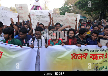 Dhaka, Bangladesh. 20 mars, 2015. L'unité des fans de cricket Bangladesh manifestations des militants d'un juge-arbitre sur le campus de l'Université de Dacca salon pour protester contre la décision des arbitres pendant le deuxième quart de finale de la Coupe du Monde 2015 de la CPI. Dhaka, Bangladesh. Mamunur Rashid/crédit : Alamy Live News Banque D'Images